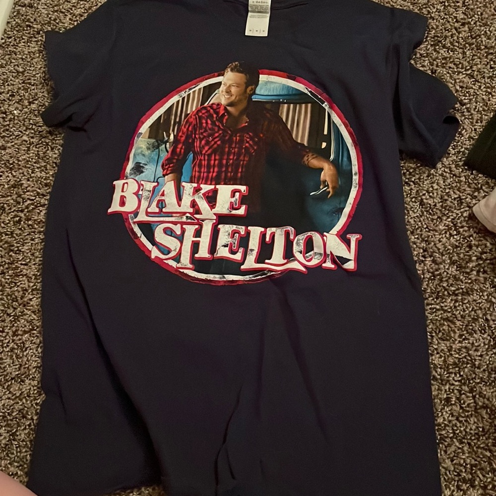 cute blake shelton top
